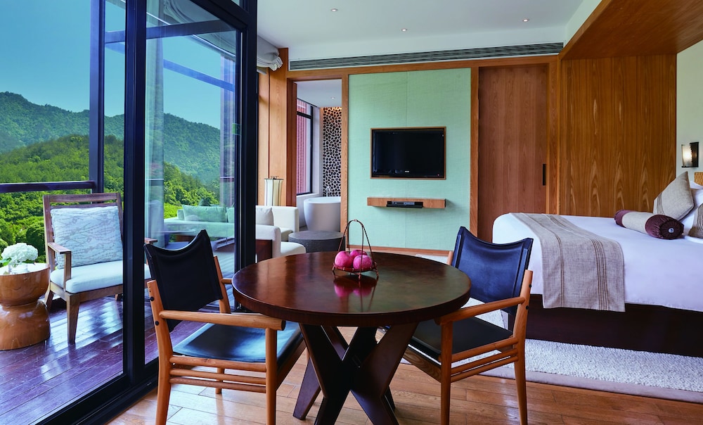 Classic Room, 1 King Bed (Forest View)