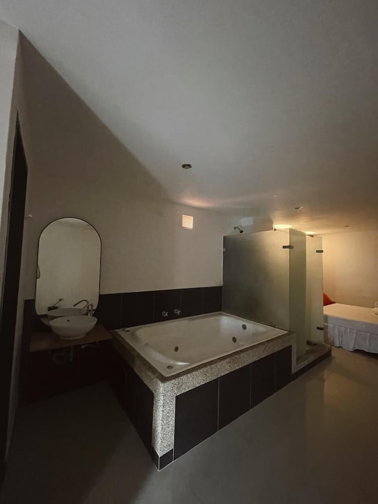 Standard Suite, Jetted Tub photo 2