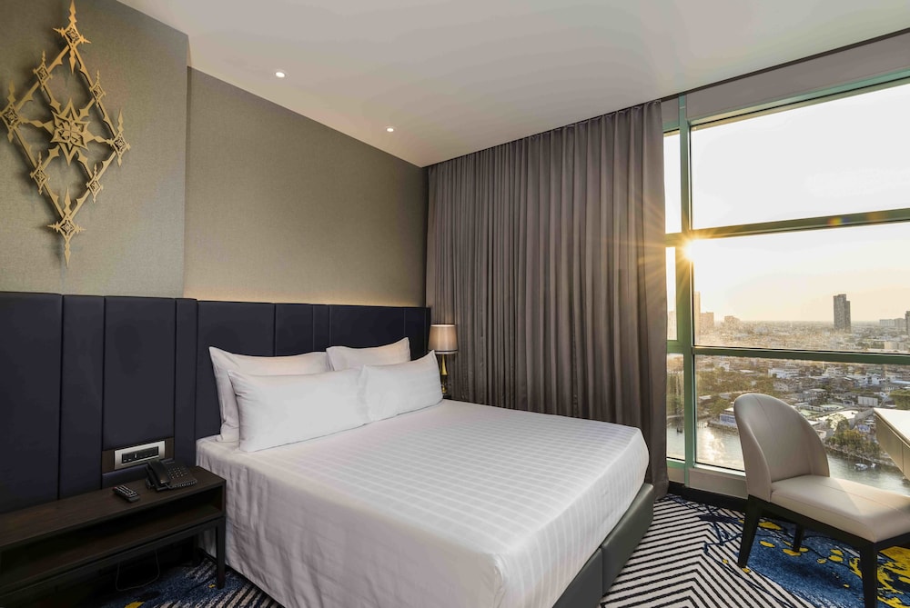 One Bedroom Skyline Suite King Bed thumbnail 5