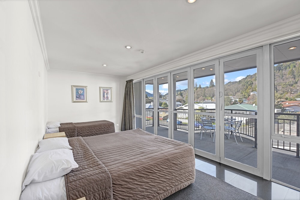 Executive Apartment, 4 Bedrooms - Photo 2