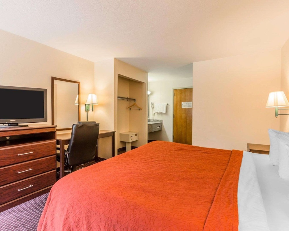 Standard Room, 1 King Bed, Non Smoking - Photo 2