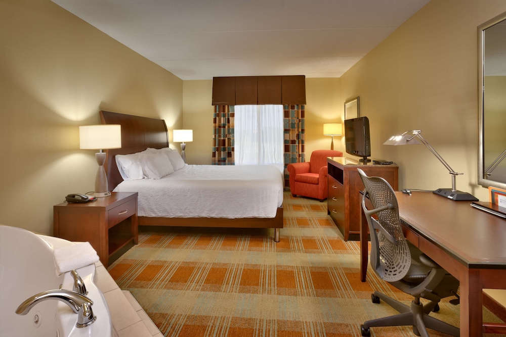 Hearing Accessible Whirlpool Room, 1 King - Photo 2