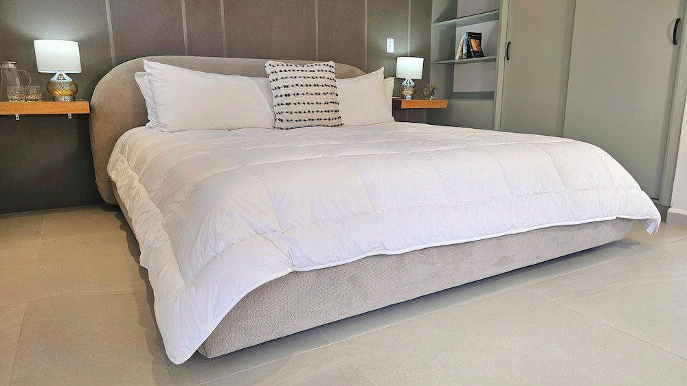 Deluxe Suite, 1 King Bed, Garden View photo 2