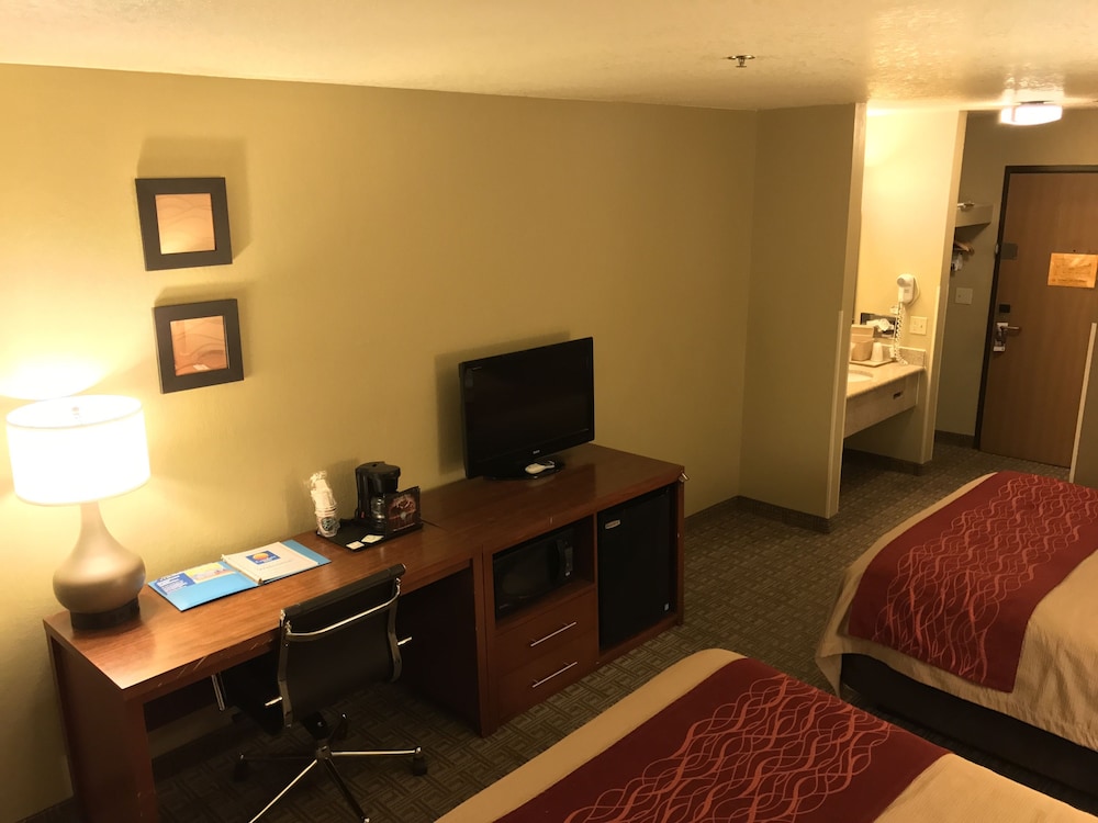 Standard Room, 2 Queen Beds, Non Smoking (Pets Allowed) - Photo 5