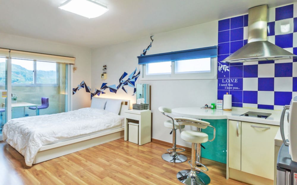 Room (Blueberries)