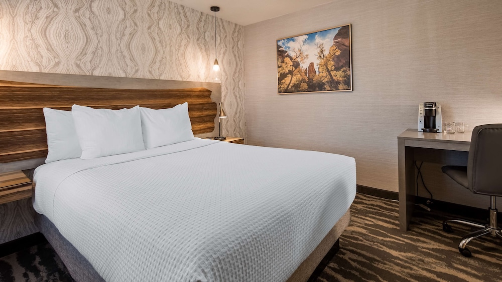 Standard Room, 1 Queen Bed, 1 Double Bed, Non Smoking, Refrigerator & Microwave - Photo 3