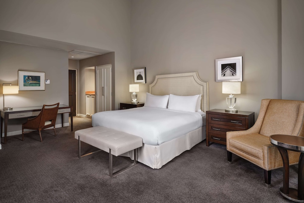 Deluxe Classic, 1 King Bed, Non-Smoking - Photo 2