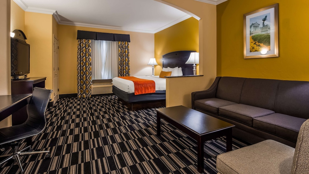 Suite, 1 King Bed, Non Smoking, Refrigerator & Microwave - Photo 1