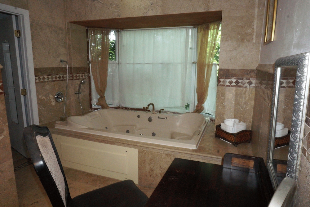 Romantic Room, 1 King Bed, Jetted Tub, Partial Ocean View photo 3