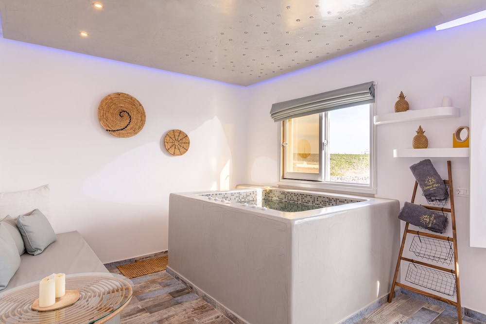 Elegant Suite with indoor jetted tub and sea view - Photo 28