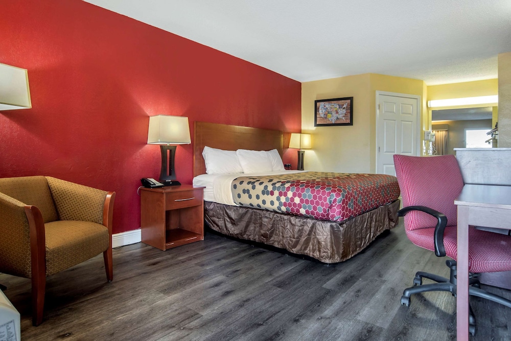 Standard Room, 1 King Bed, Smoking - Photo 1