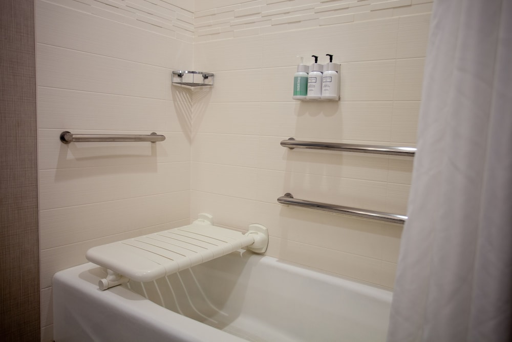 Suite, 1 Bedroom (Mobility/Hearing Accessible, Tub) photo 2