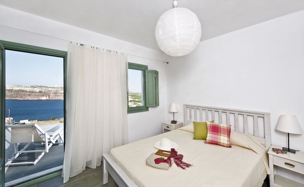 Family Apartment ,3 Bedrooms , Private Plunge Pool, Caldera View