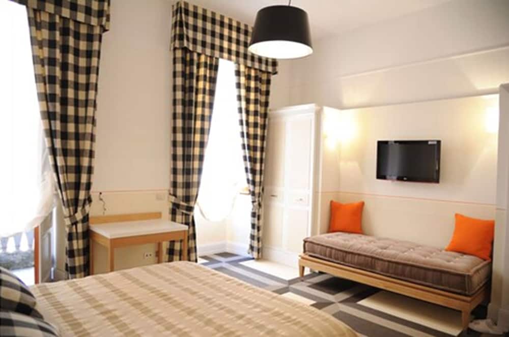Deluxe Triple Room (Suite Colosseo Via della Croce 33) photo 3