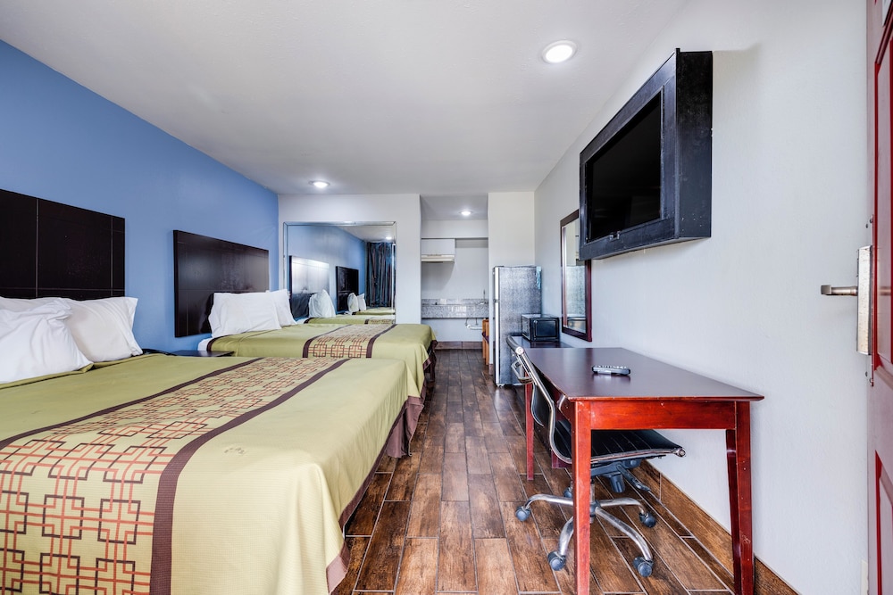 Room, 2 Queen Beds, Smoking - Photo 4