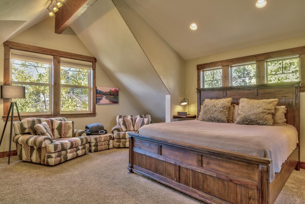 House, Multiple Beds, River View (Pony Express 5)