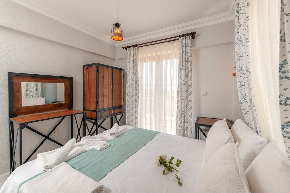 Deluxe Room, 1 Double Bed, Balcony, Garden View