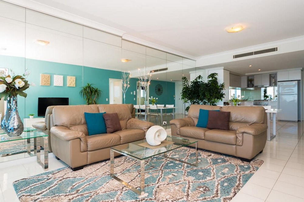 Two Bedroom Apartment with Broadwater View thumbnail 5