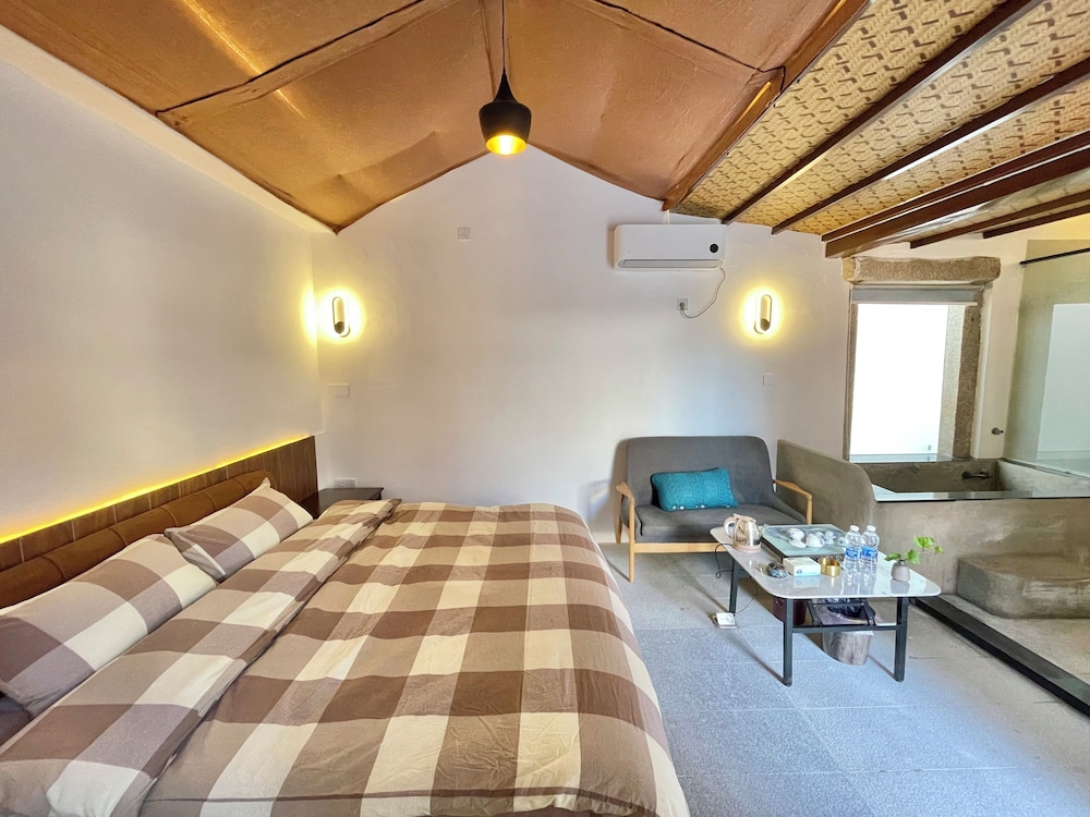 Comfort Cottage, 4 Bedrooms, Courtyard View photo 2
