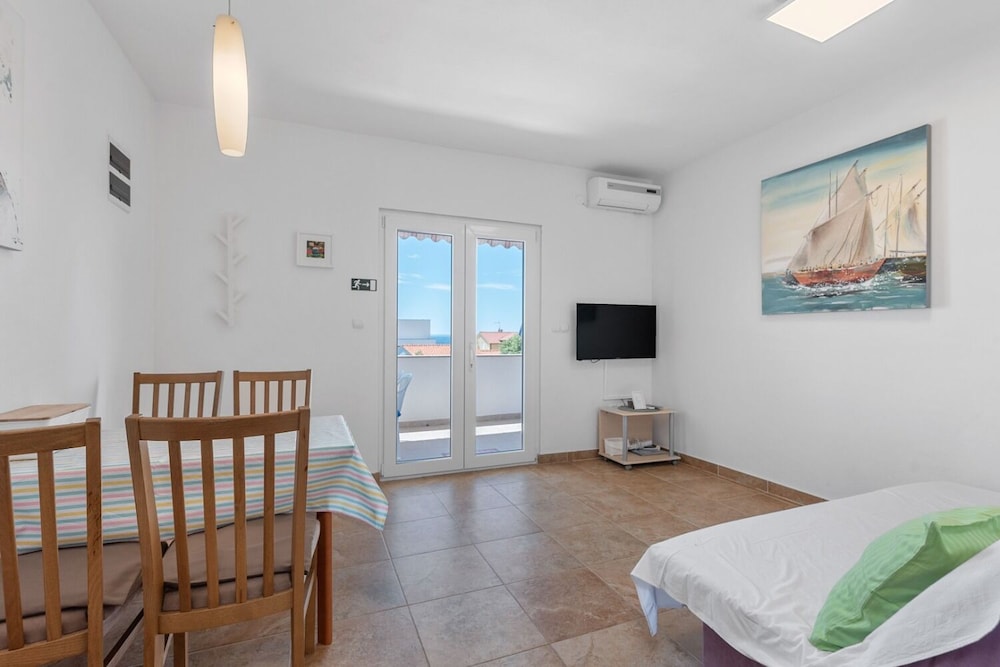 Apartment (Uga2 - 70m from the beach - A1-kat(2+) photo 2