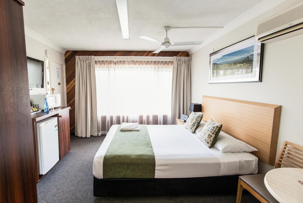 Queen Mountain View with Sofa Bed photo 2