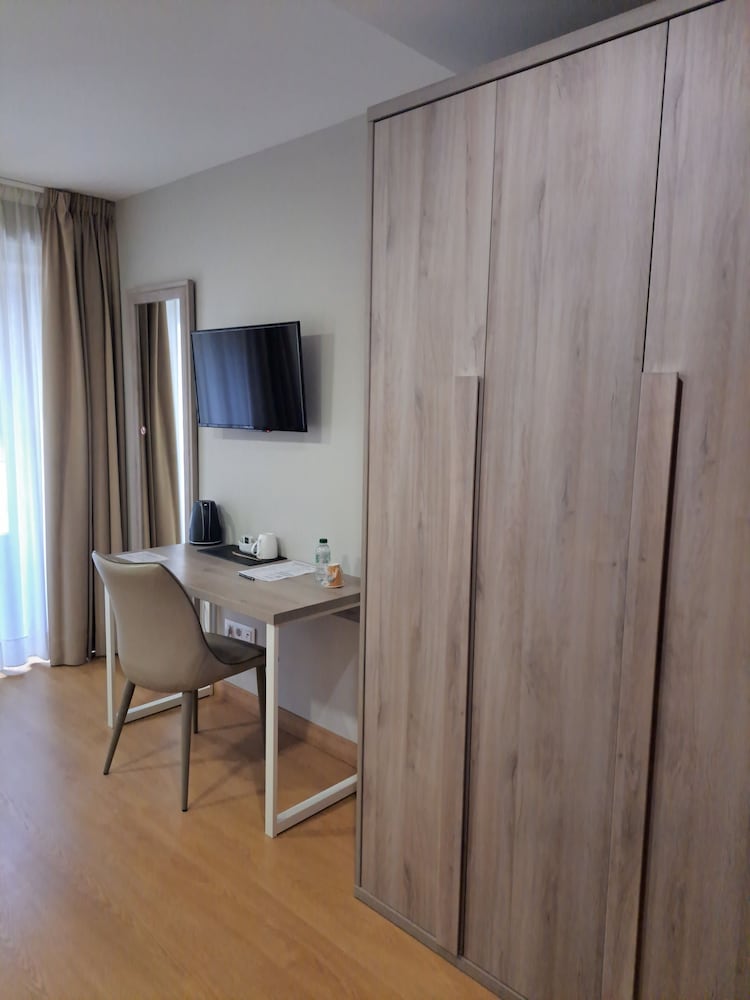 Standard Double Room, Private Bathroom - Photo 5