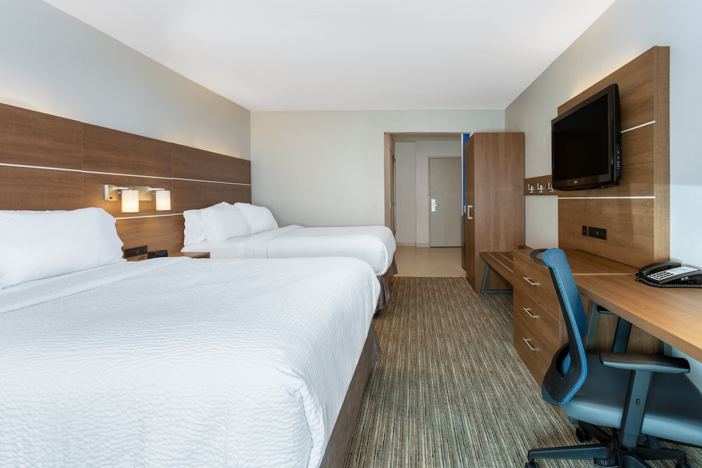 Standard Room, 2 Queen Beds, Accessible (Roll-In Shower) - Photo 2