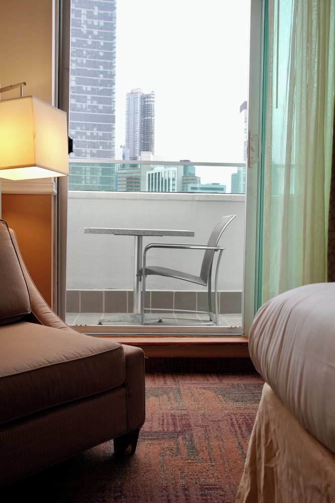 Deluxe Queen Room with Balcony