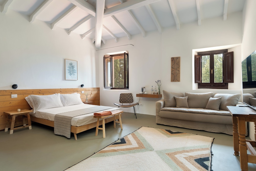Grand Room, 1 Queen Bed with Sofa bed
