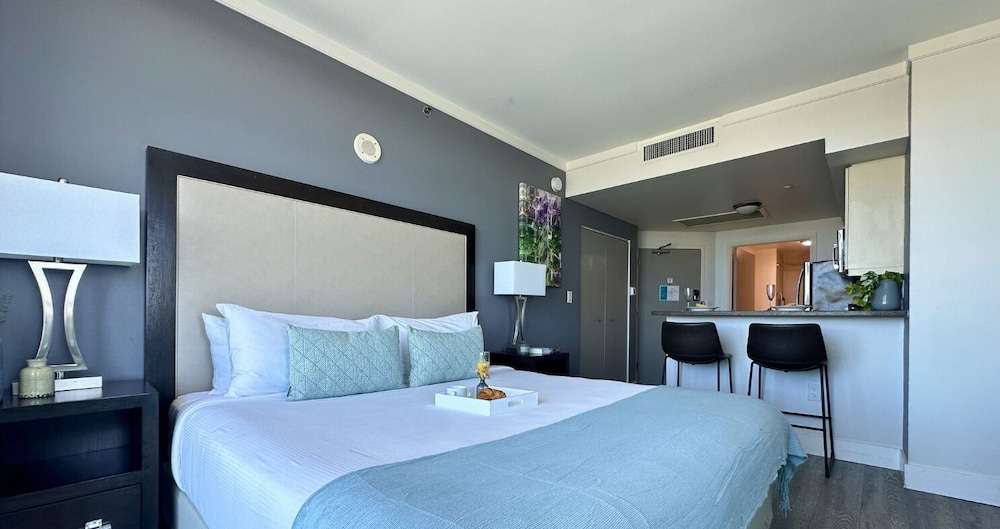 Deluxe Studio Suite, Kitchenette, City View1812.02