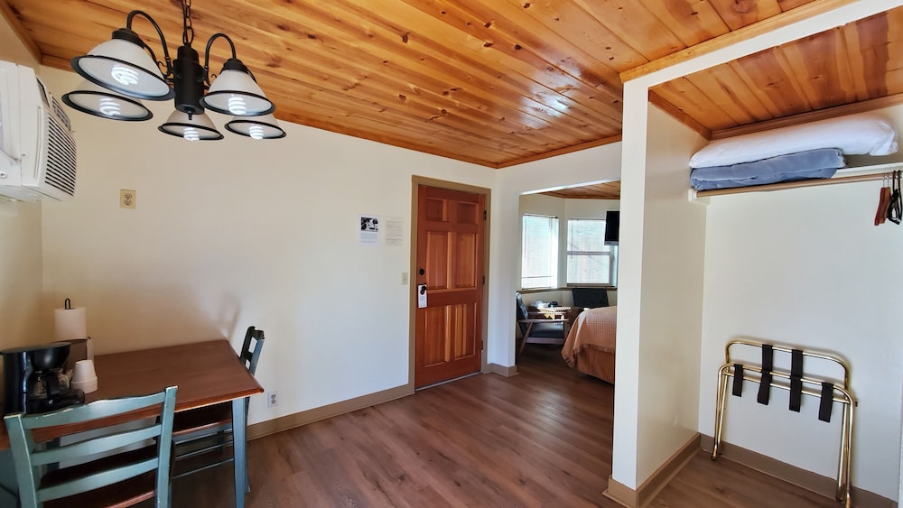 Studio Suite, 1 King Bed, Kitchenette photo 3