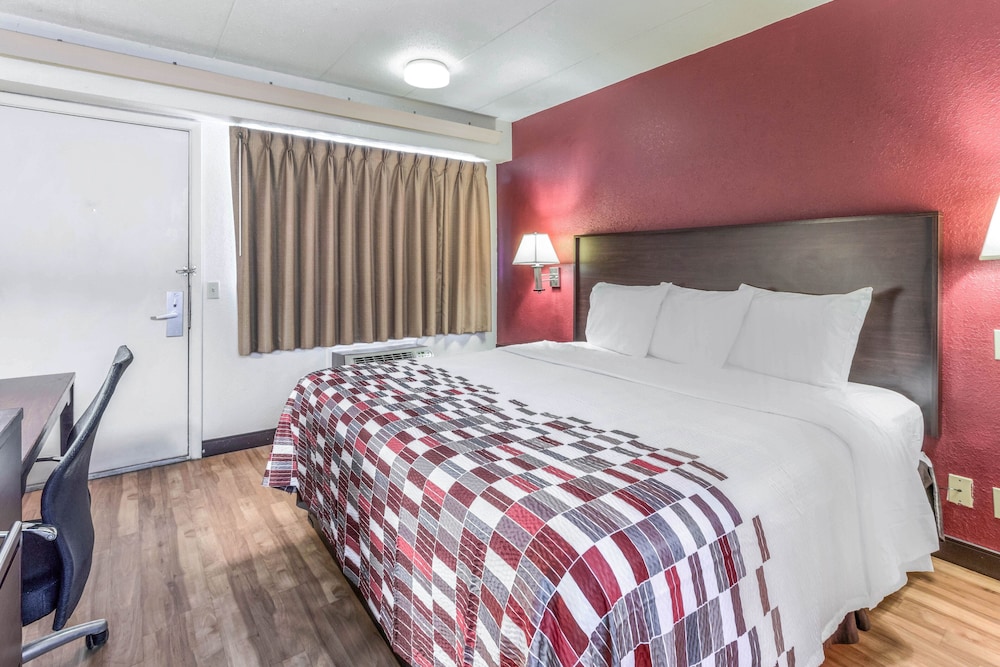 Deluxe Room, 1 King Bed, Smoking - Photo 4