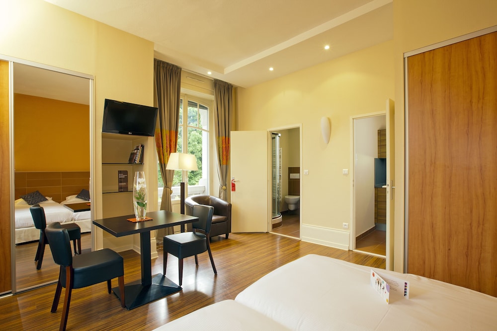 Superior Studio, 2 Twin Beds, Bathtub