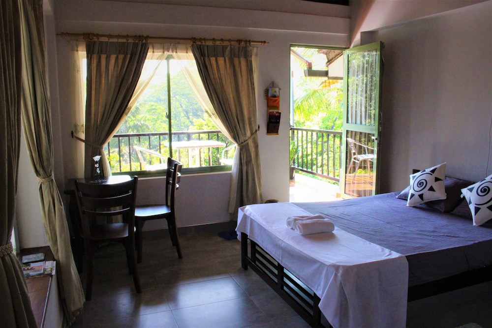 Luxury Double Room, 1 Queen Bed, Balcony, Mountain View photo 1
