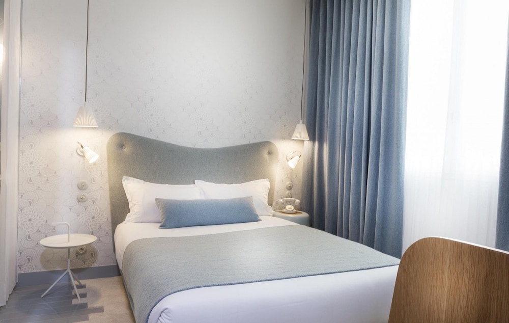 Classic Single Room (with a large bed) photo 2