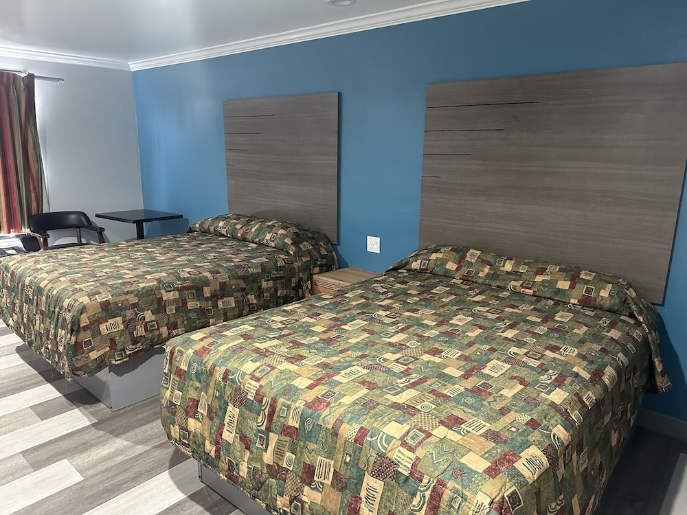 Basic Room, 2 Queen Beds, Smoking photo 1