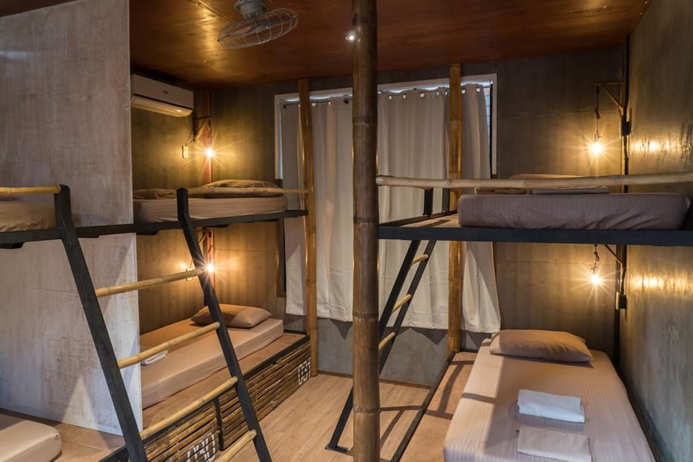 Comfortable 6-Bed Female Dorm photo 1