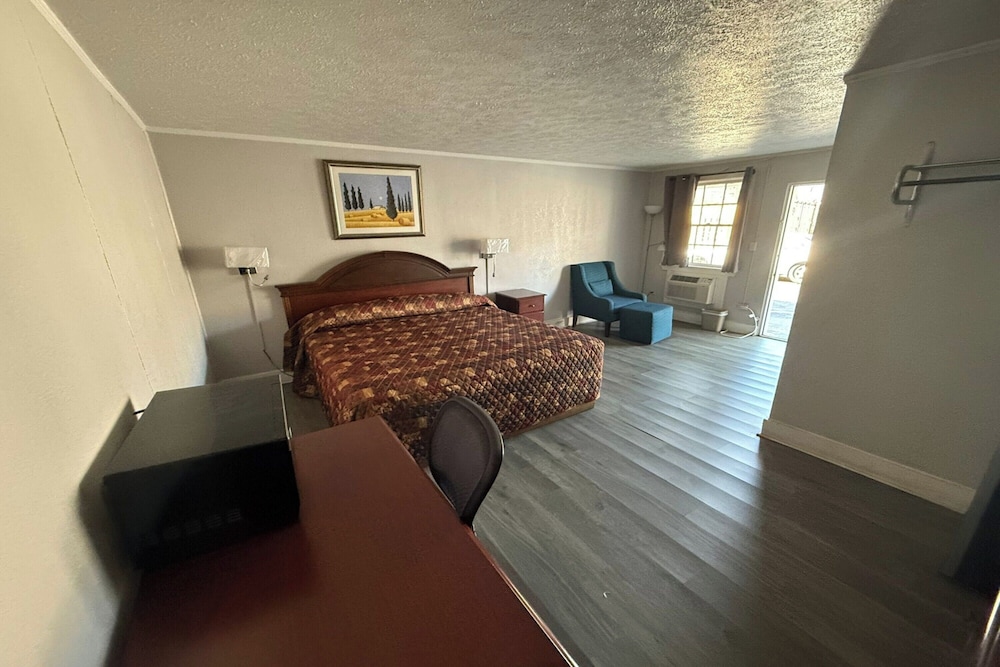 Room, 1 King Bed, Smoking - Photo 1