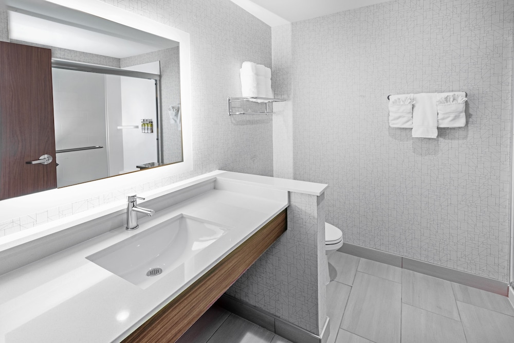 Suite, 1 King Bed, Accessible (Communications) - Photo 3
