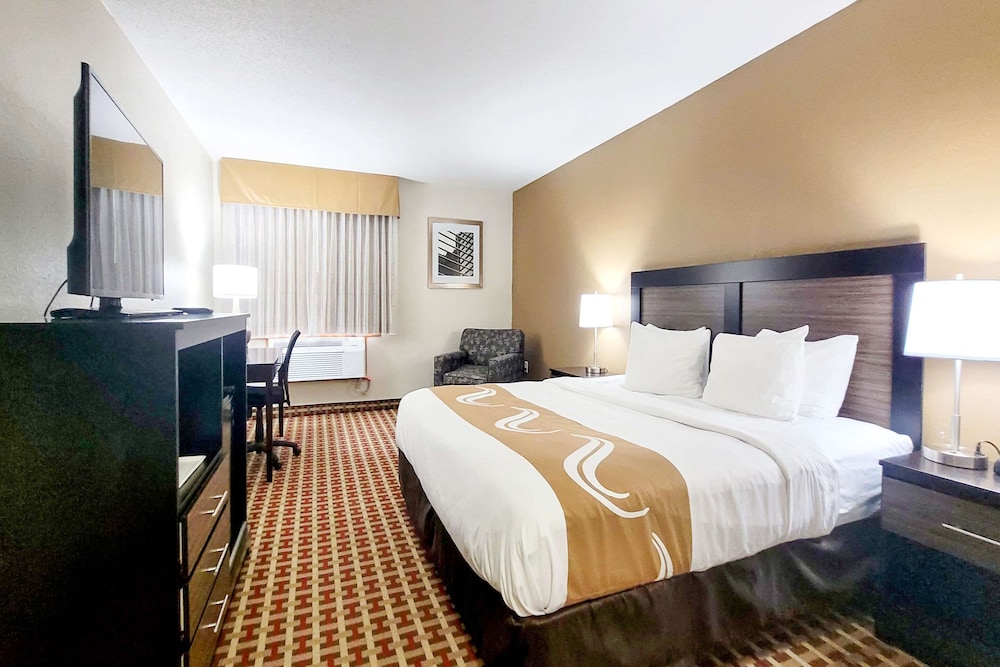 Standard Room, 1 King Bed, Smoking - Photo 1