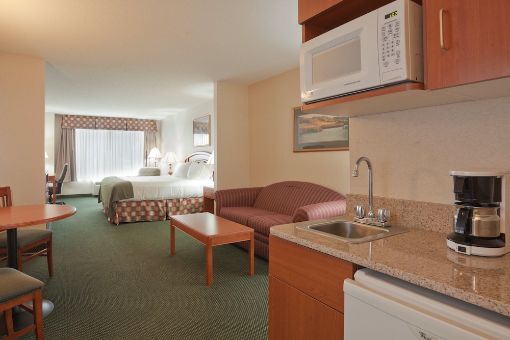 Suite, 1 King Bed - Photo 5