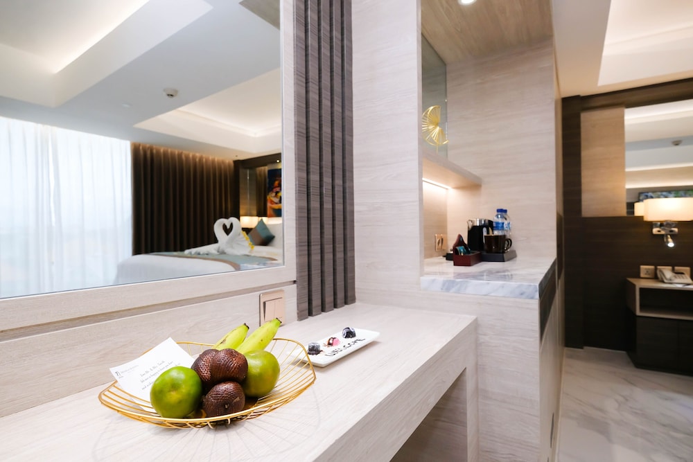 Honeymoon Studio Suite, 1 King Bed, Non Smoking, City View photo 3