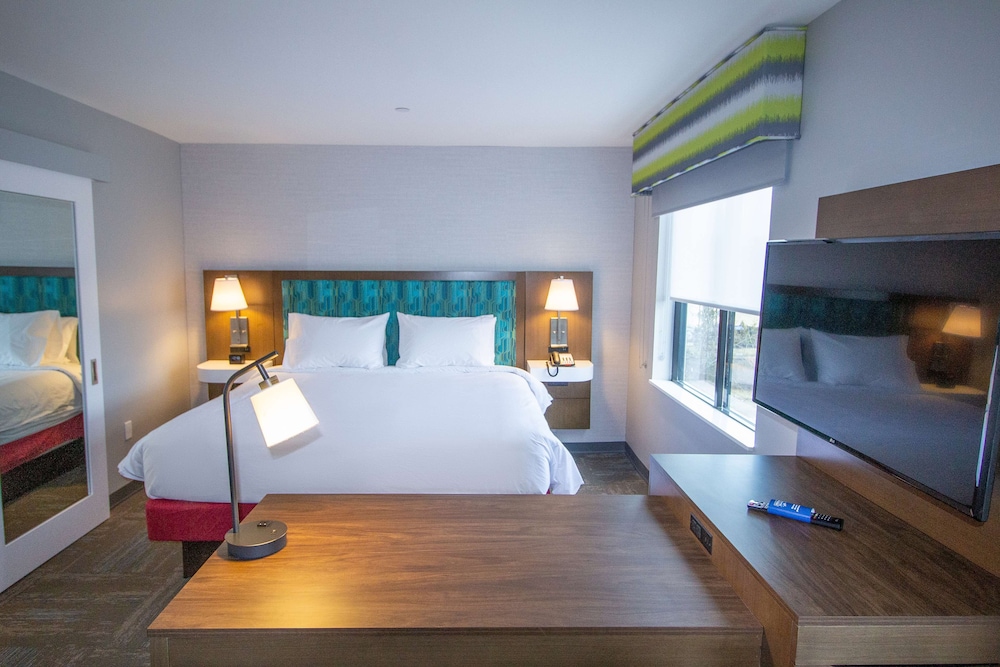 Studio, 1 King Bed, Refrigerator & Microwave (Wet bar) - Photo 4