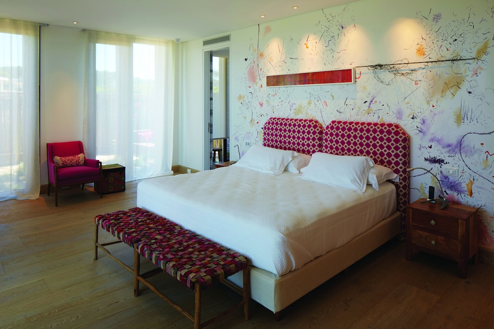 Suite, Partial Ocean View
