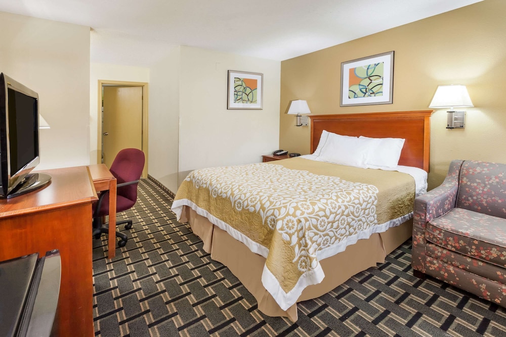 Room, 1 Queen Bed, Accessible, Non Smoking (Mobility) - Photo 3