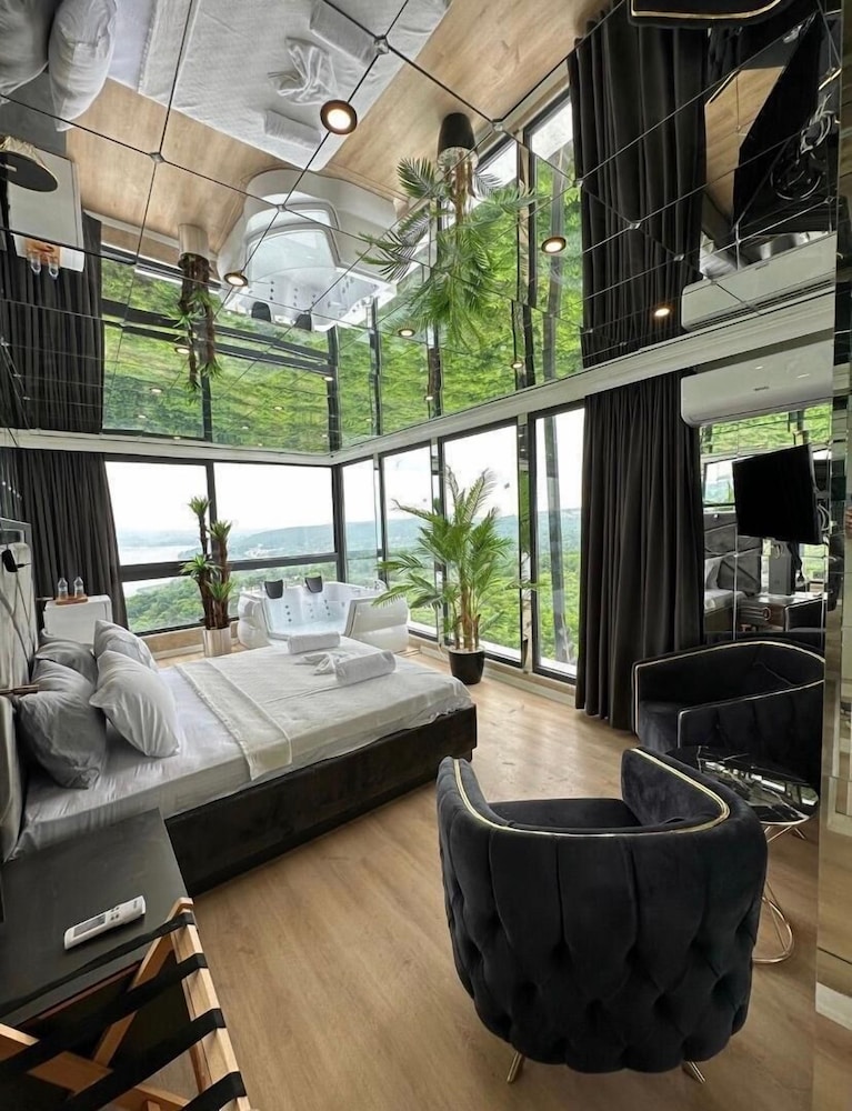 Mirror House with Jacuzzi