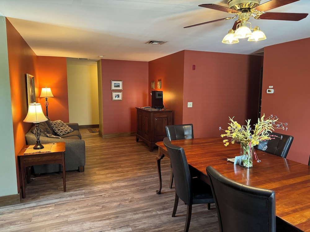 Premium Suite, 1 Queen Bed photo 3