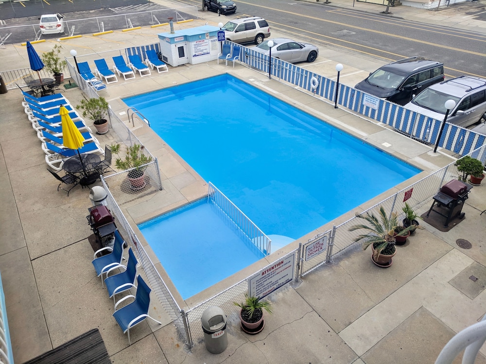 Grand Suite, 1 Bedroom, Kitchenette, Pool View photo 3