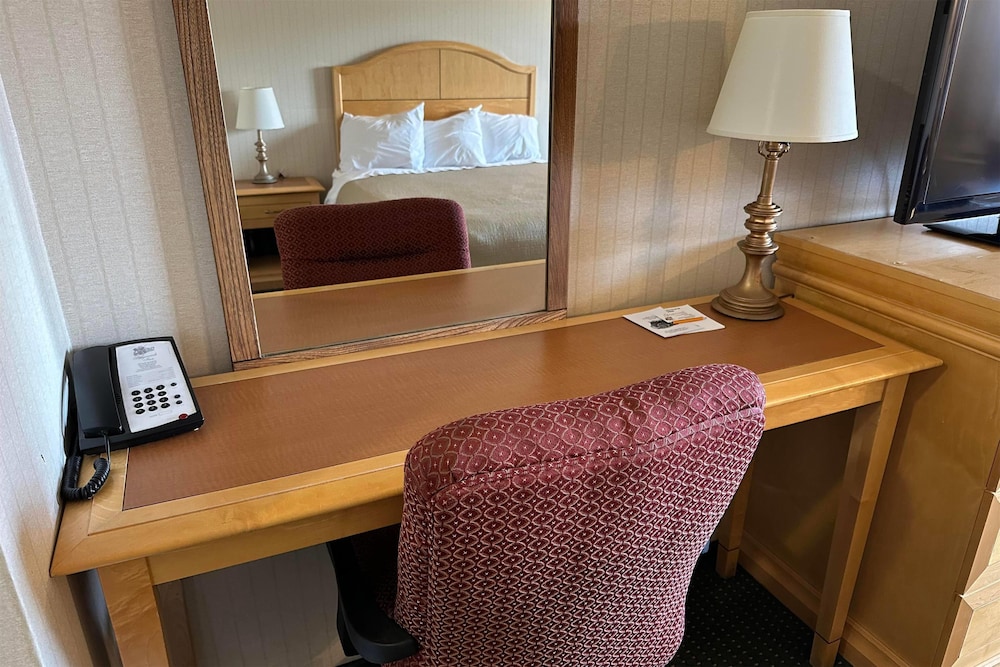 Deluxe Room, 2 Queen Beds, Smoking photo 2