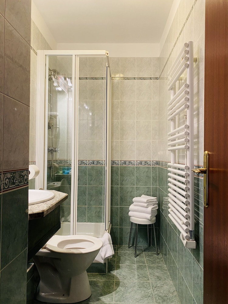Standard Double or Twin Room - Photo 6